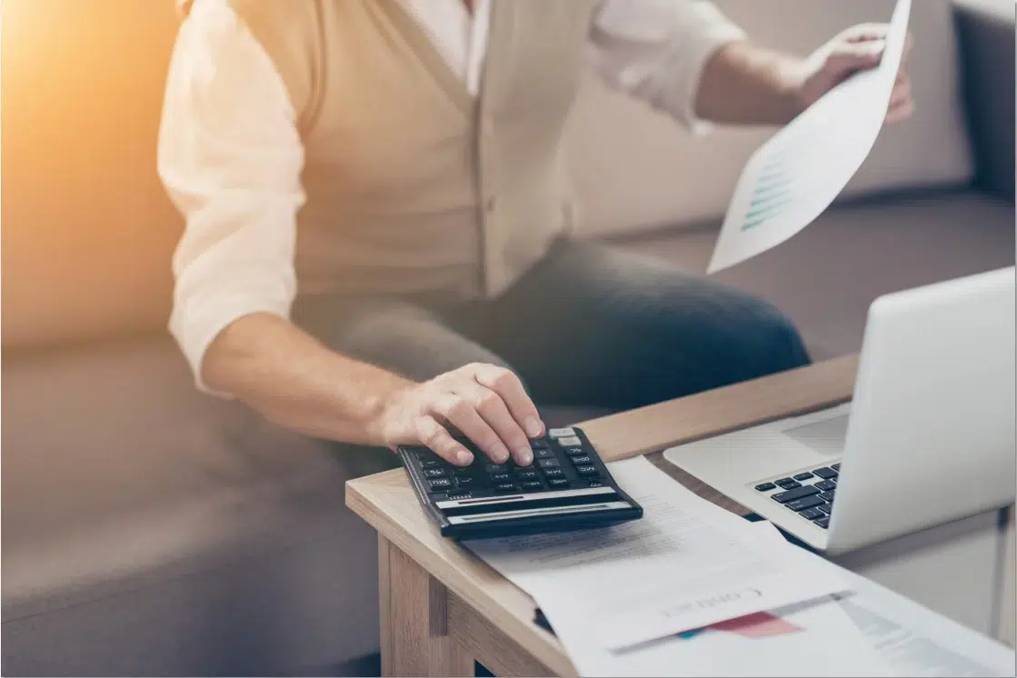 Homme calculant la réduction d’impôt grâce à son Plan d’épargne retraite (PER)