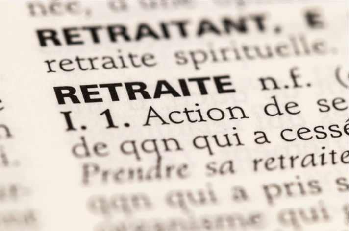 un dictionnaire ouvert à la page du mot "retraite"pour ilustrer la retraite progressive