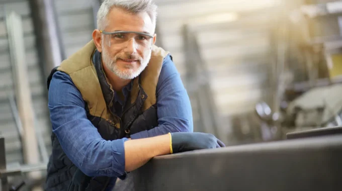 Un Artisan Chaudronnier Senior Dans Son Atelier En Retraite Progressive
