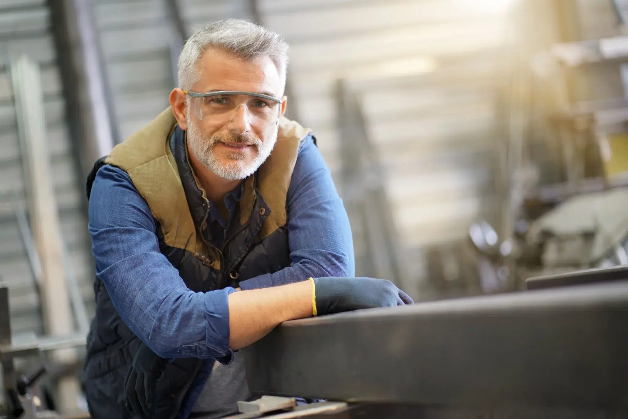 Un artisan chaudronnier senior dans son atelier en retraite progressive