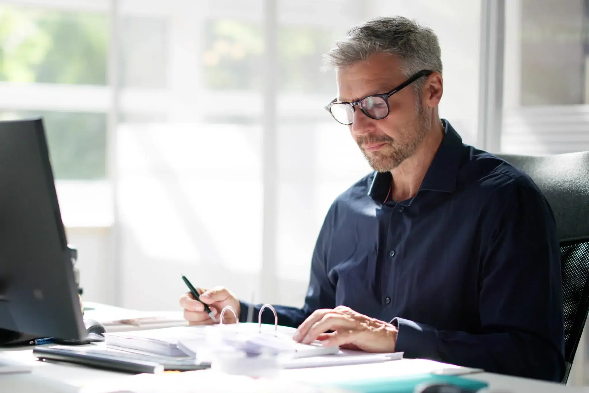 Professionnel libéral informant la CIPAV d’un cumul emploi-retraite avec son ordinateur portable