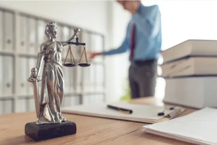 Avocat libéral au téléphone avec un client – illustration retraite et accompagnement CNBF