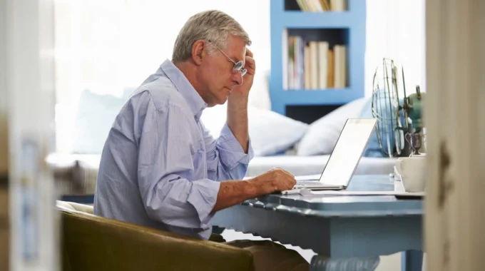 Homme Travaillant à Son Bureau Pendant Sa Retraite Progressive