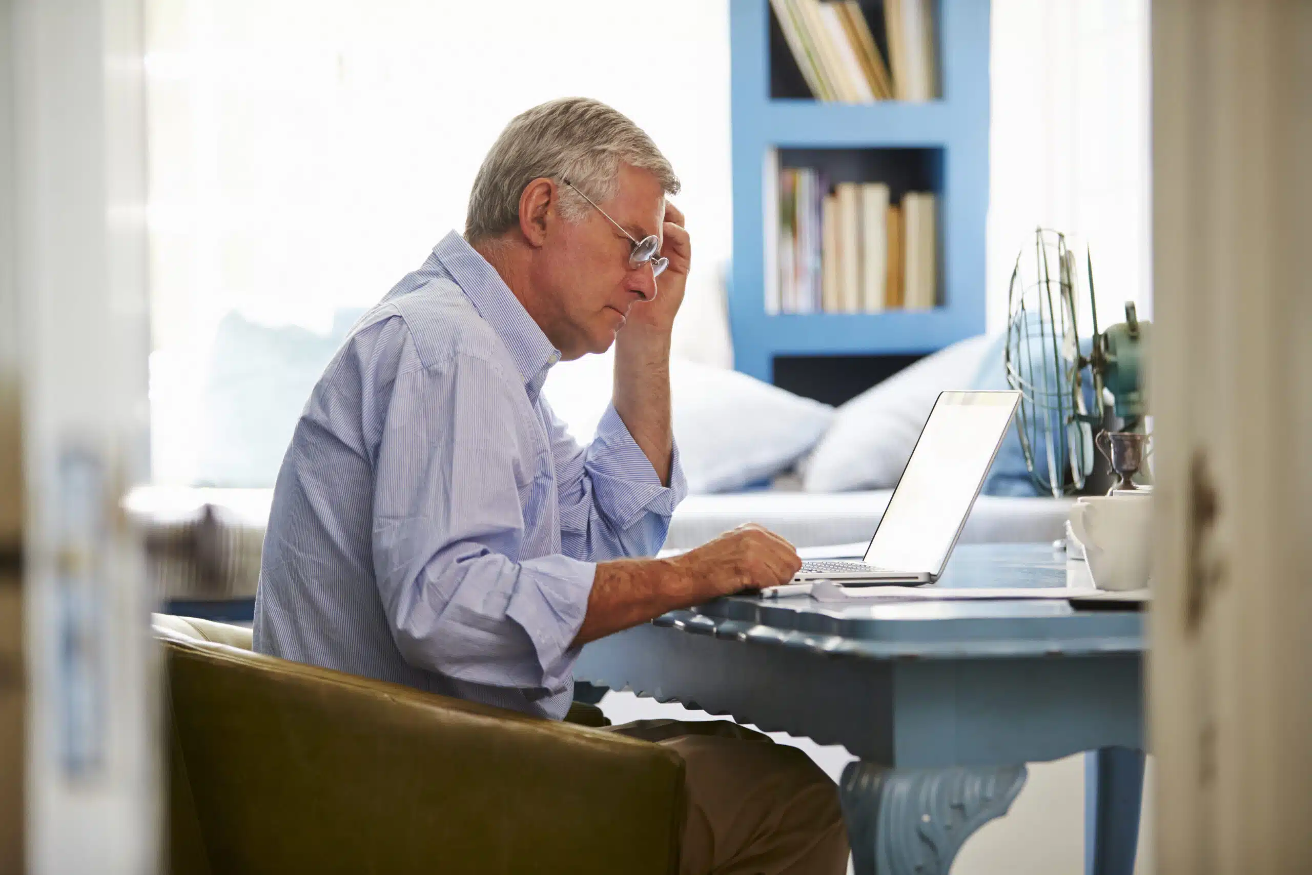 Homme travaillant à son bureau pendant sa retraite progressive