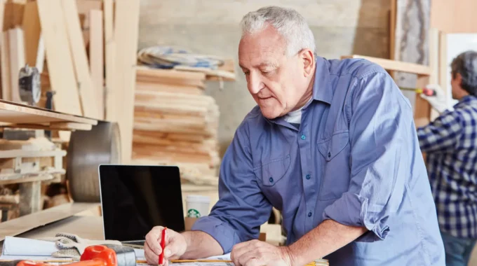 Un Artisan Senior En Train De Travailler Tout En Percevant Sa Retraite
