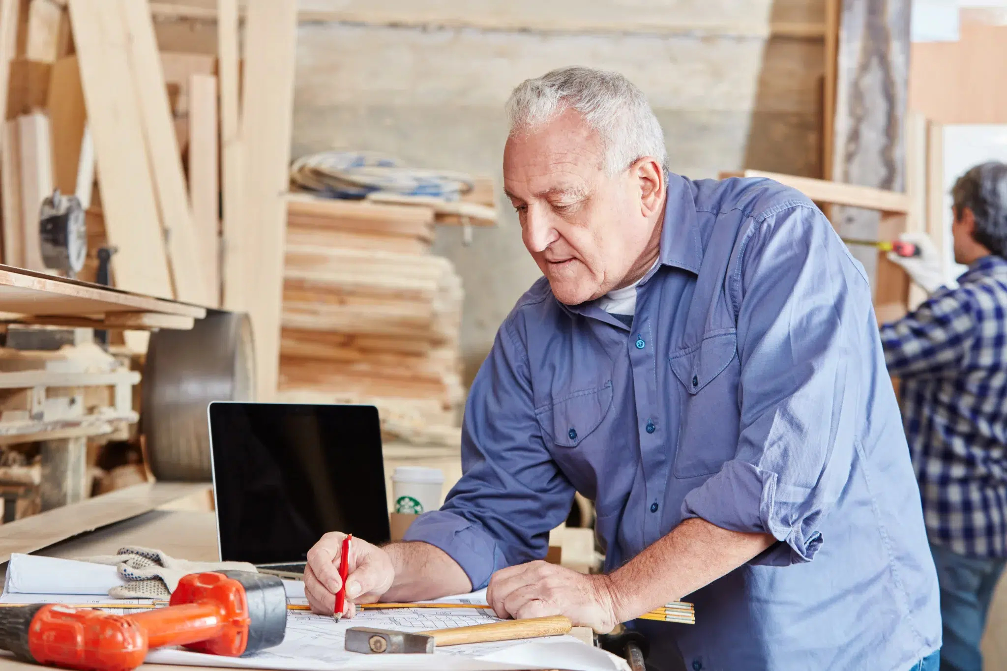 Un artisan senior en train de travailler tout en percevant sa retraite