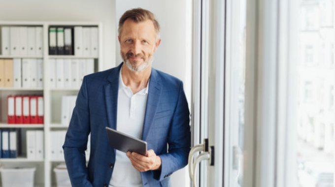 Homme Consultant Sa Retraite Progressive Sur Tablette