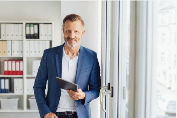 Homme consultant sa retraite progressive sur tablette
