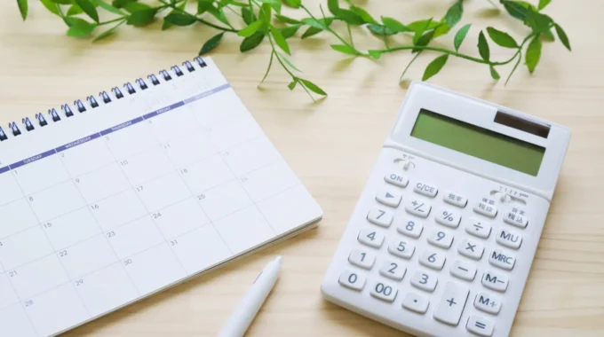 Calendrier Et Calculatrice Illustrant Les Dates De Paiement Des Retraites En 2025
