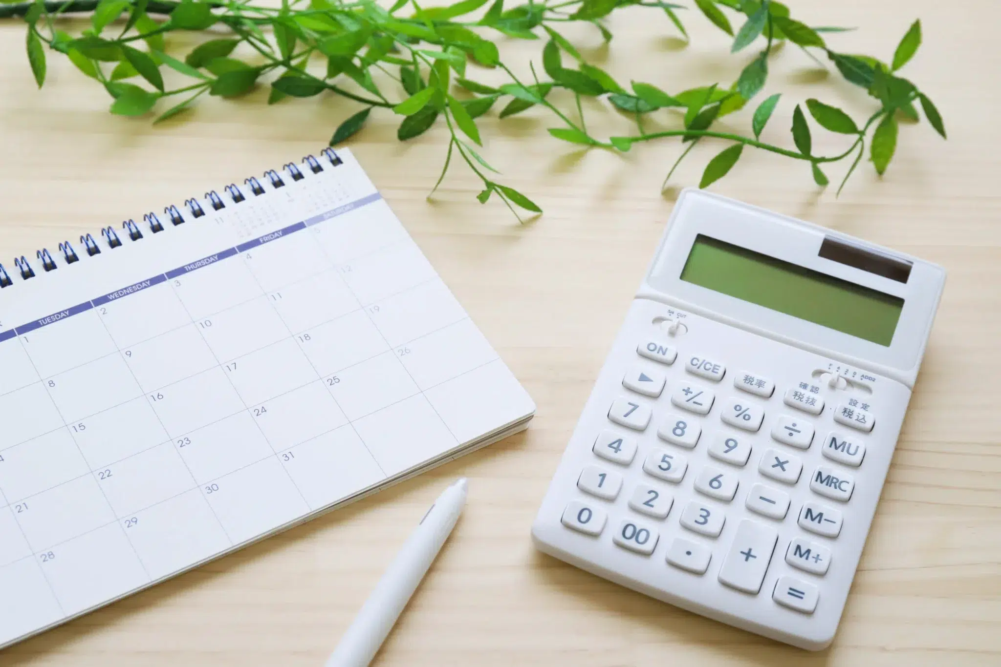 Calendrier et calculatrice illustrant les dates de paiement des retraites en 2025