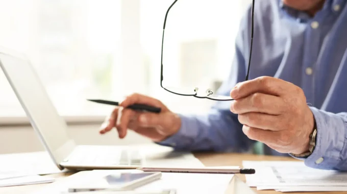 Salarié Senior Consultant Son Ordinateur Pour Faire Une Demande De Rachat De Points Agirc‑Arrco