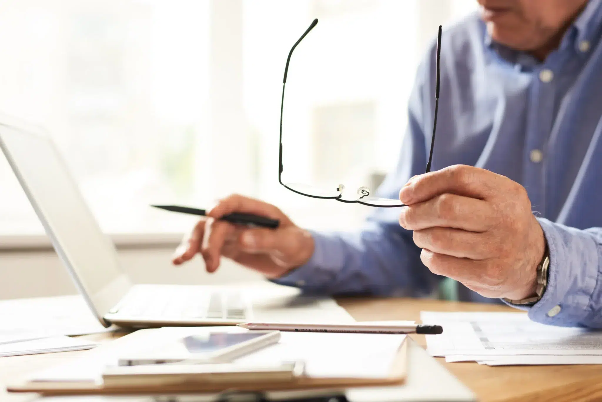 Salarié senior consultant son ordinateur pour faire une demande de rachat de points Agirc‑Arrco