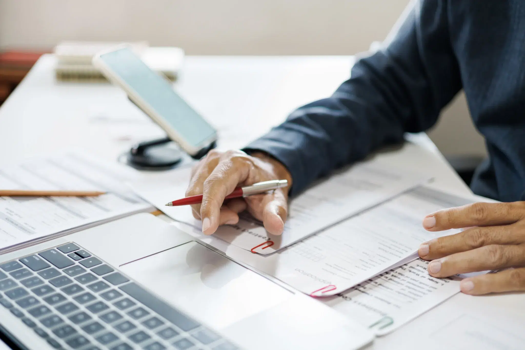 Expert-comptable travaillant sur son ordinateur pour préparer sa retraite avec le régime CAVEC