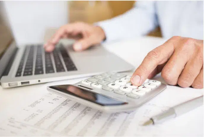 Professionnel libéral calculant sa retraite progressive CIPAV avec une calculatrice