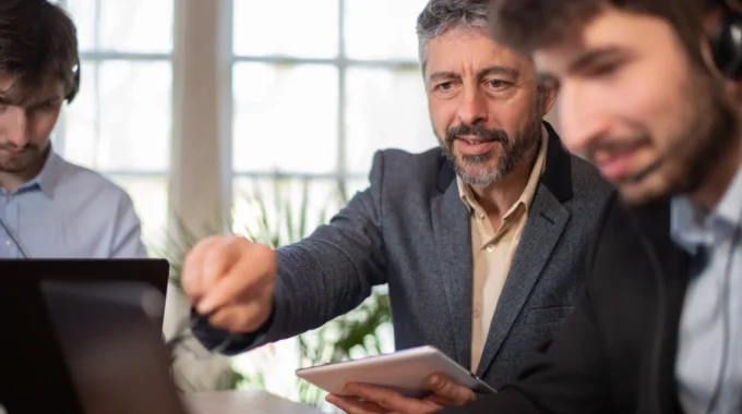 Gérant Majoritaire De SARL Expliquant Des Consignes à Un Salarié Au Sein De L’entreprise, Illustration Du Régime Social Et De La Retraite Des Dirigeants