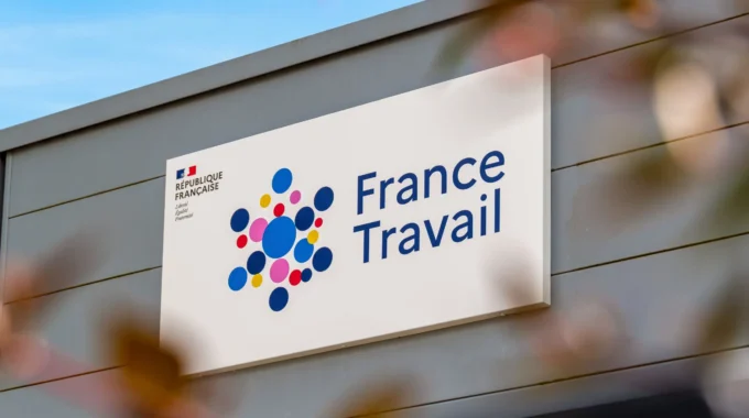 Panneau France Travail à L’entrée D’une Agence, Illustrant Les Droits à La Retraite Pendant Le Chômage Indemnisé