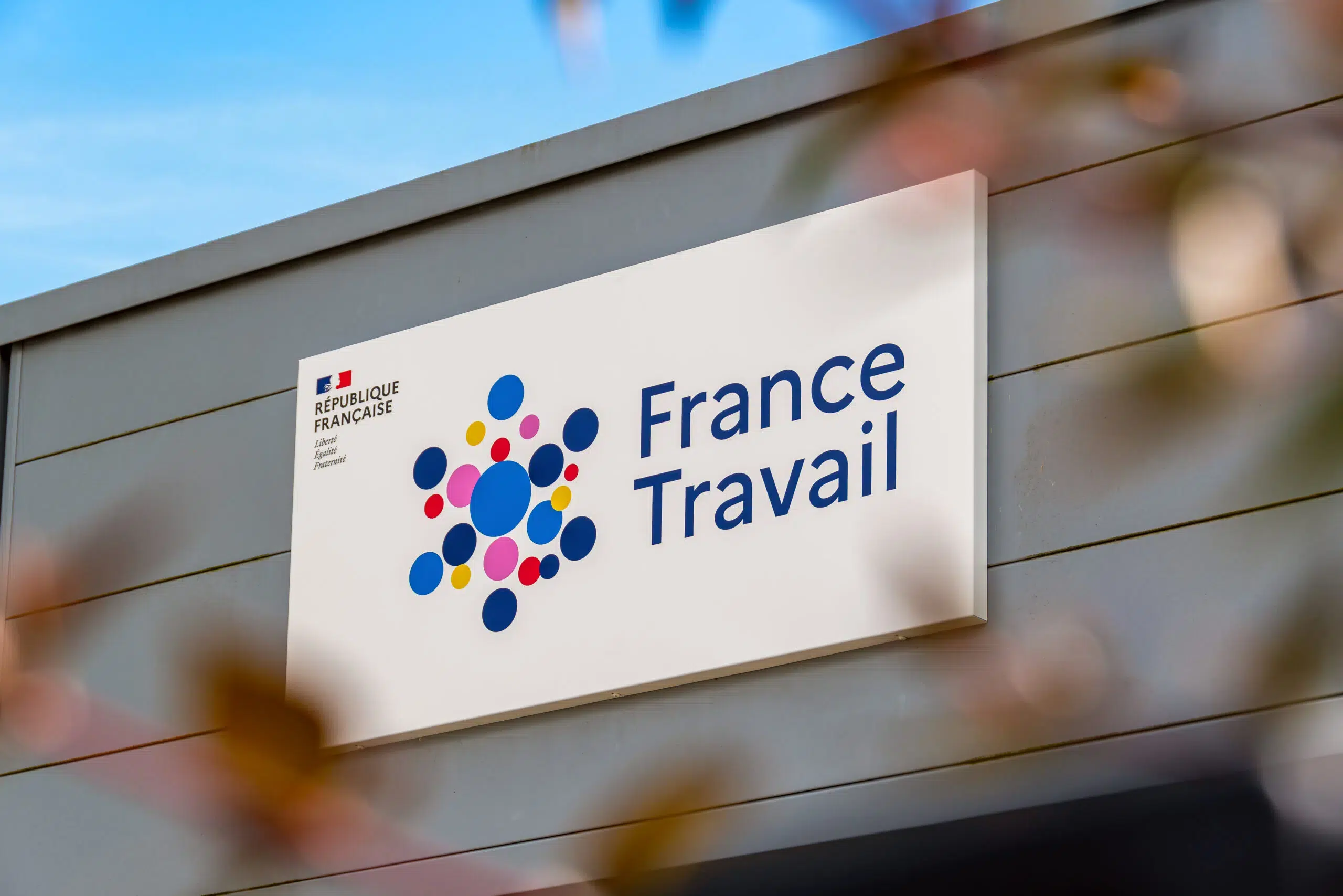 Panneau France Travail à l’entrée d’une agence, illustrant les droits à la retraite pendant le chômage indemnisé