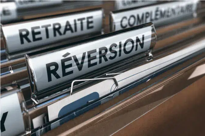 Classeur de documents avec un dossier intitulé "Réversion" représentant la pension de réversion Agirc-Arrco