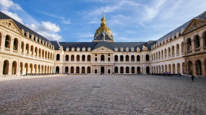 Cour D’honneur De L’Hôtel Des Invalides à Paris, Symbole De La Retraite Du Combattant Et De La Reconnaissance Nationale