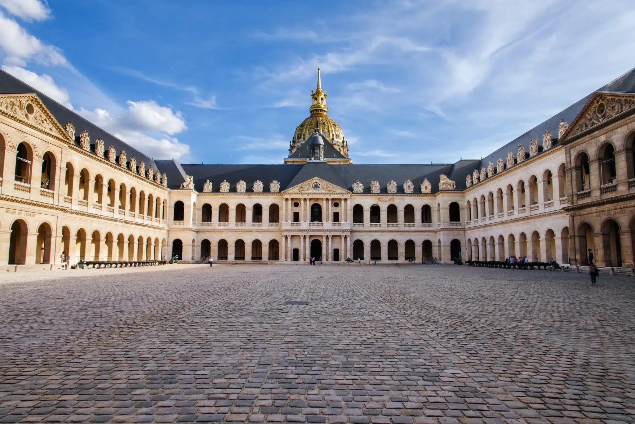 Cour d’honneur de l’Hôtel des Invalides à Paris, symbole de la retraite du combattant et de la reconnaissance nationale