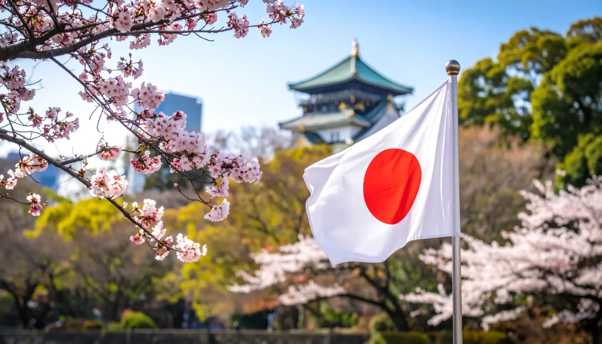 maison traditionnelle au japon avec drapeau japonais illustrant un article sur la retraite des expatriés et la récupération des droits en france