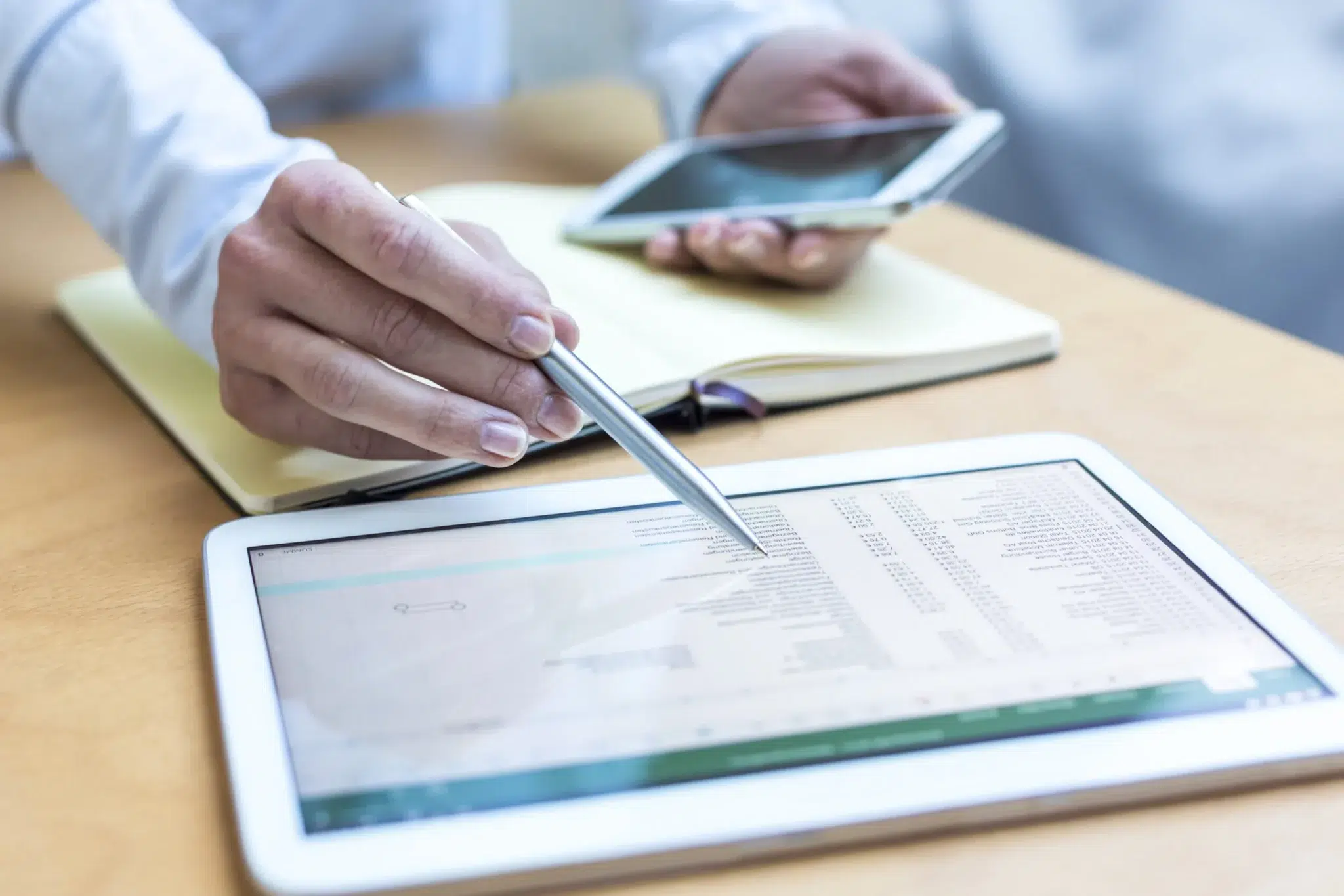 Retraite du dirigeant : comparaison entre statut salarié et non-salarié (TNS) avec simulations chiffrées sur tablette