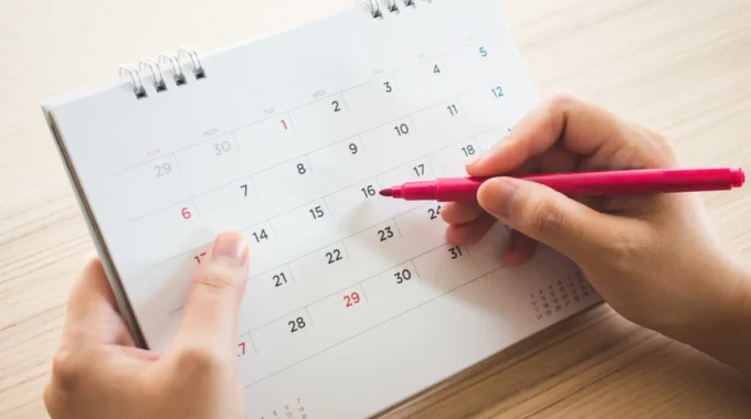 Âge De Départ à La Retraite – Calendrier Avec Un Stylo Marquant La Date De Départ