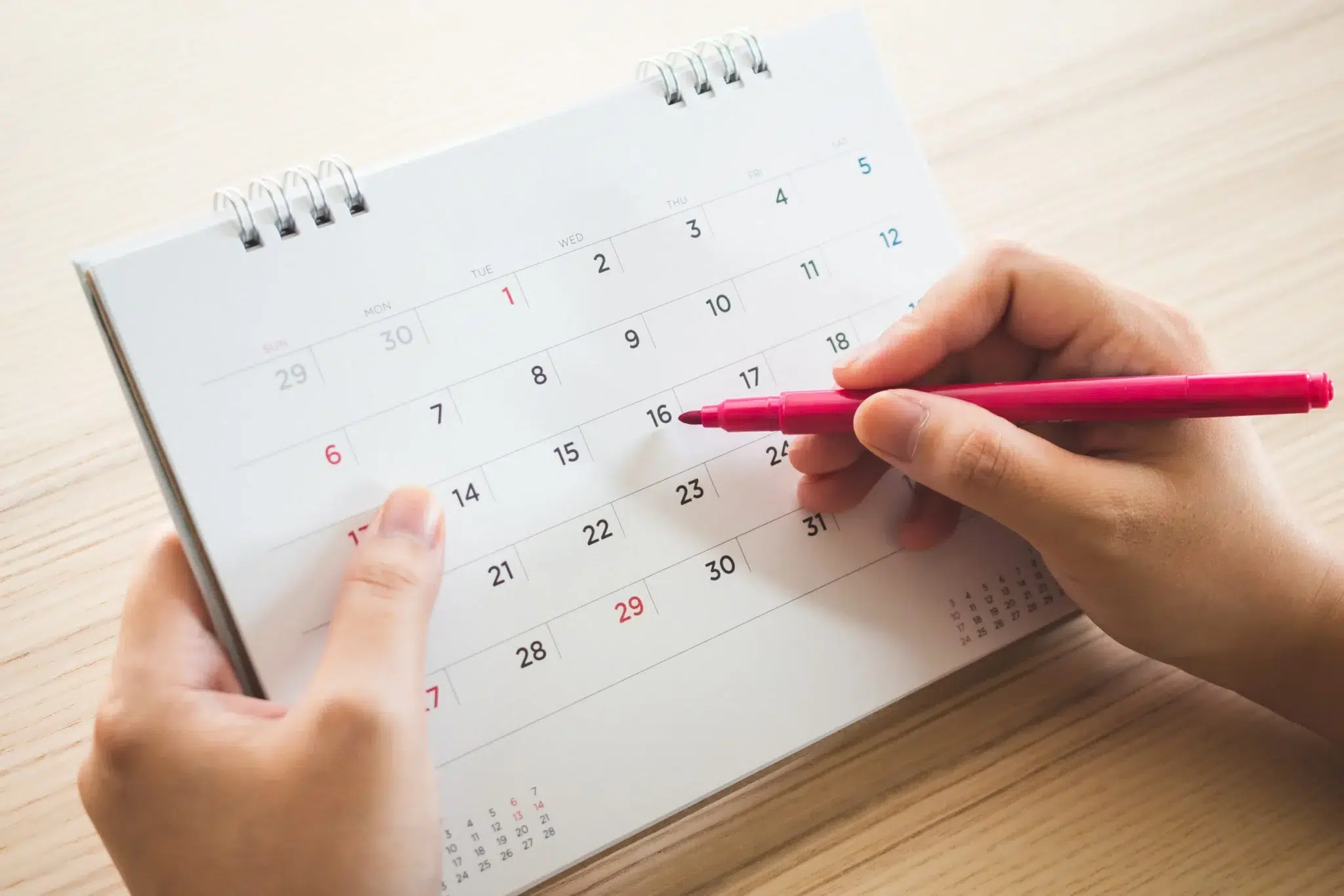 Âge de départ à la retraite – calendrier avec un stylo marquant la date de départ