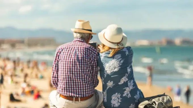 Couple Senior Profitant De La Mer Après Avoir Choisi De S'arrêter De Travailler Avant L'âge Légal De La Retraite