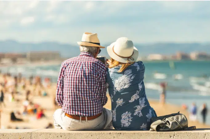 Couple senior profitant de la mer après avoir choisi de s'arrêter de travailler avant l'âge légal de la retraite