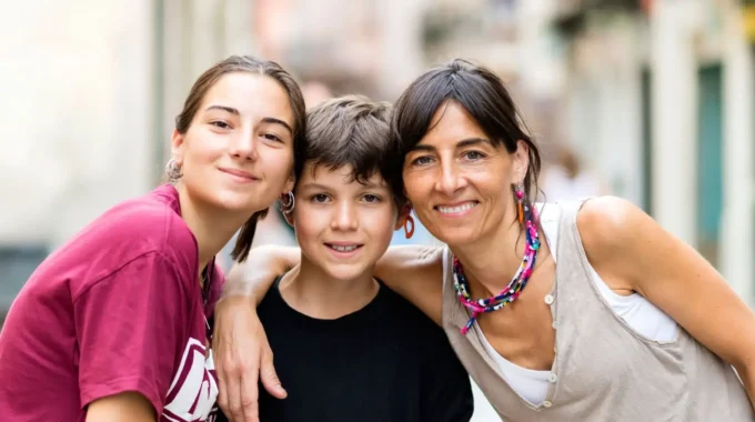 Mère De Famille Avec Ses Deux Enfants Illustrant Le Lien Entre Enfants Et Retraite : Trimestres, Droits Et Majorations.