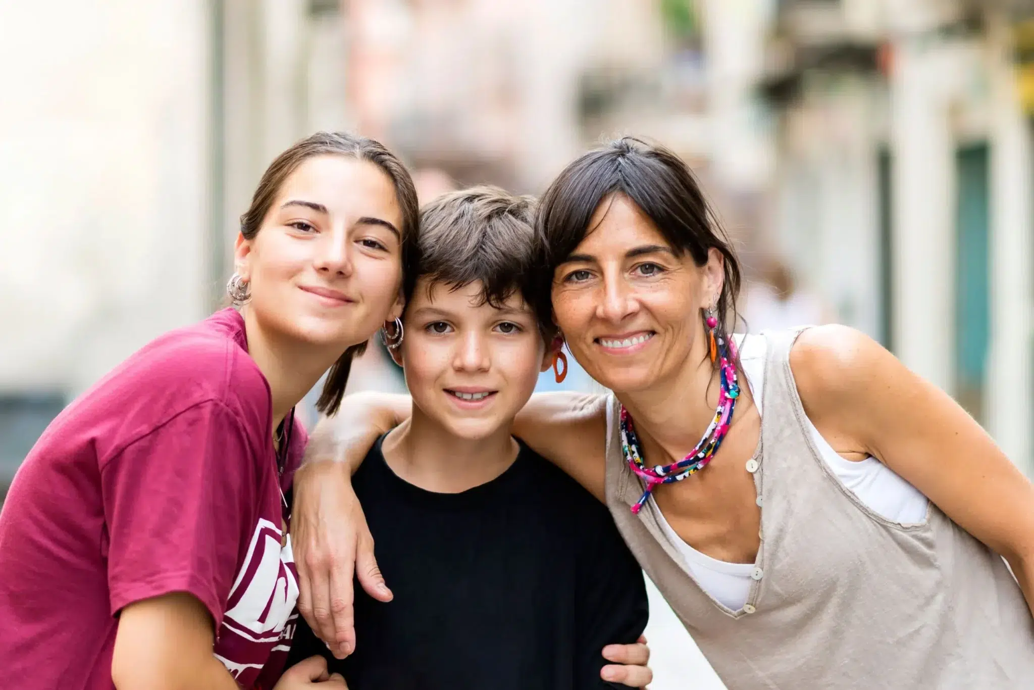 Mère de famille avec ses deux enfants illustrant le lien entre enfants et retraite : trimestres, droits et majorations.