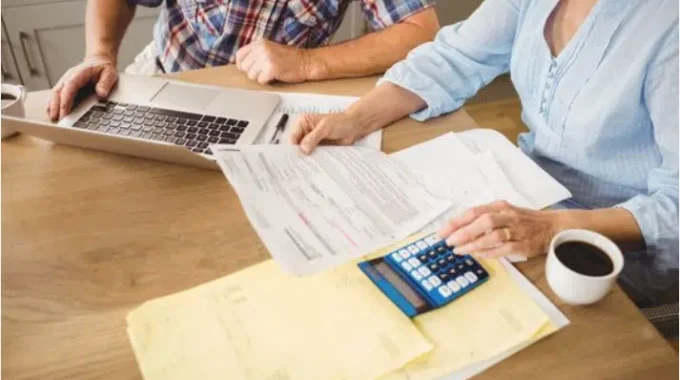 Couple De Seniors Consultant Sur Un Ordinateur Portable Le Site L’Assurance Retraite Pour Calculer Leur Retraite De Base Et Analyser Les Pièges De La Retraite Progressive.