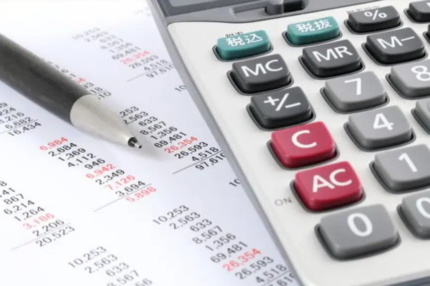 Calculatrice symbolisant le calcul de l’indemnité et de la prime de départ à la retraite
