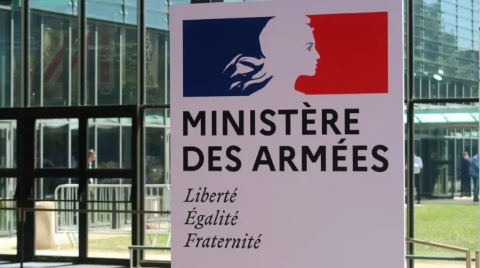 Entrée Du Ministère Des Armées – Le Service Militaire Peut Ouvrir Droit à Des Trimestres Pour La Retraite.