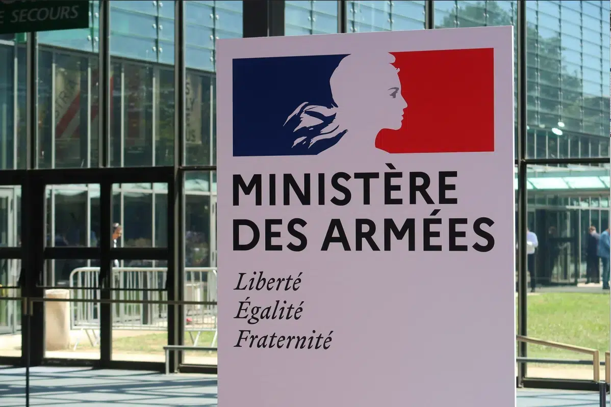 Entrée du ministère des Armées – Le service militaire peut ouvrir droit à des trimestres pour la retraite.