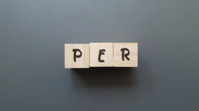 Choisir Le Meilleur PER : Illustration Avec Trois Cubes Affichant Les Lettres P E R Pour Symboliser Le Plan D’épargne Retraite