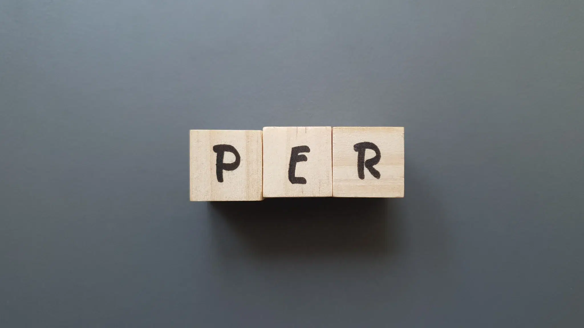Choisir le meilleur PER : illustration avec trois cubes affichant les lettres P E R pour symboliser le plan d’épargne retraite