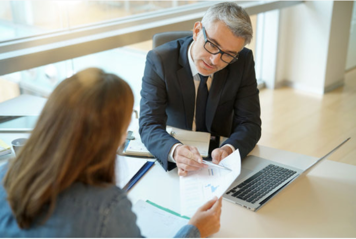 Cumul emploi-retraite avocat libéral – un avocat en consultation avec une cliente, illustration du prolongement d’activité après la retraite.