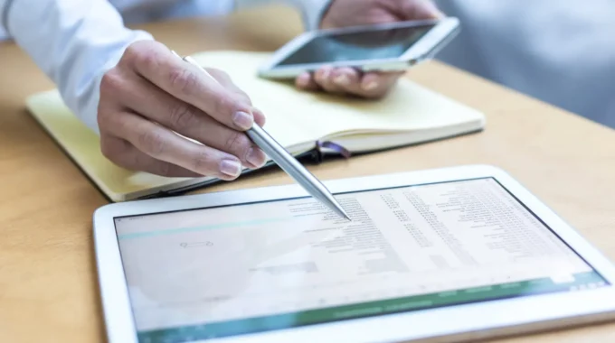 Stylo Pointant L’écran D’une Tablette Affichant Un Relevé De Carrière De La Retraite De Base Carsat/Cnav Pour Un Salarié.