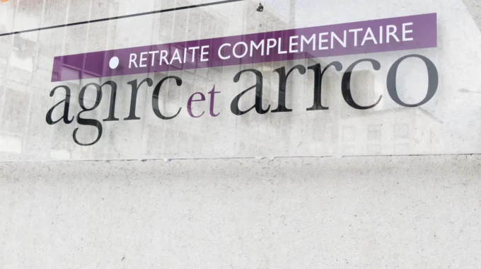Panneau « Retraite Complémentaire Agirc-Arrco » à L’entrée D’un Immeuble
