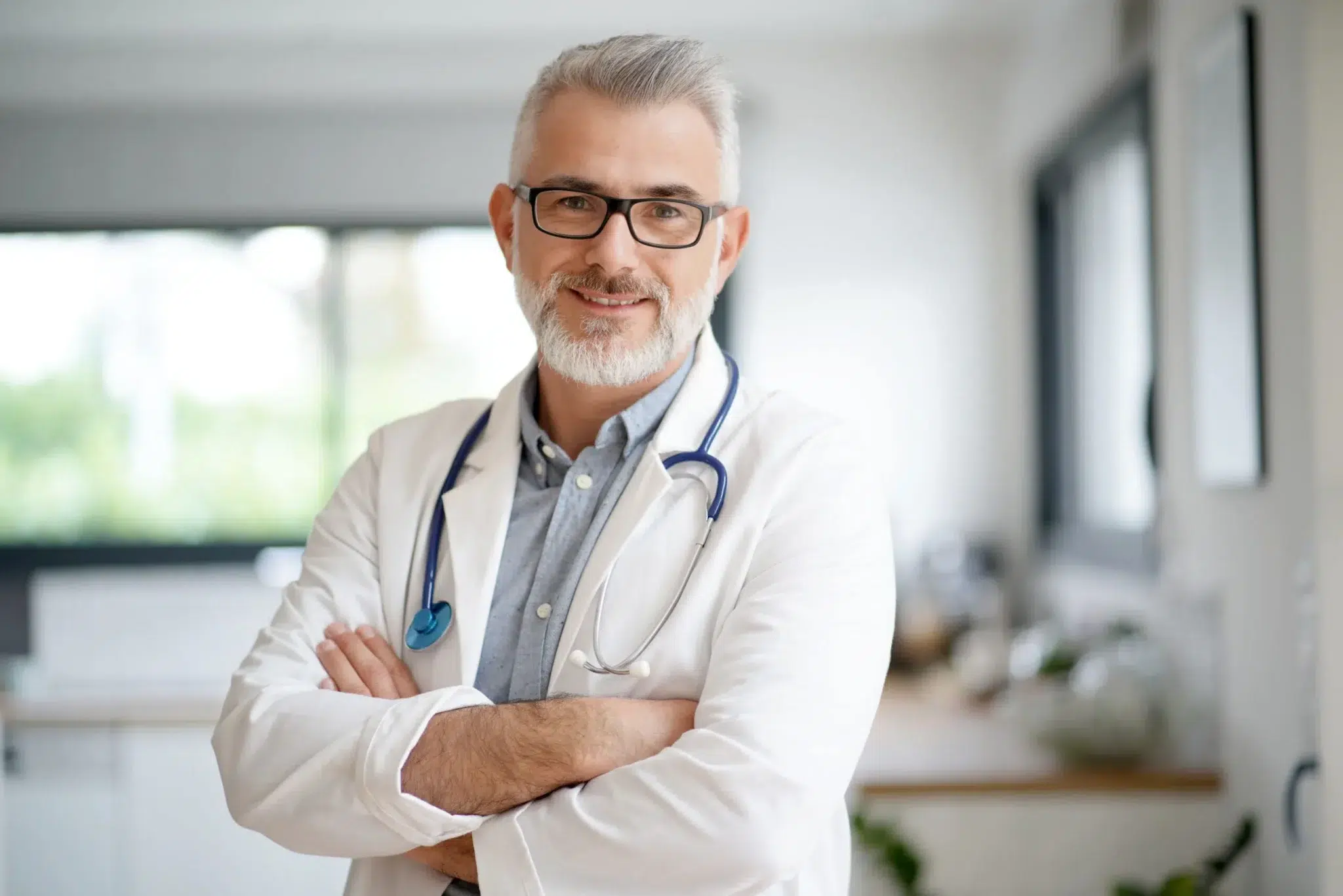Médecin libéral en blouse blanche proche de l'âge de départ à la retraite