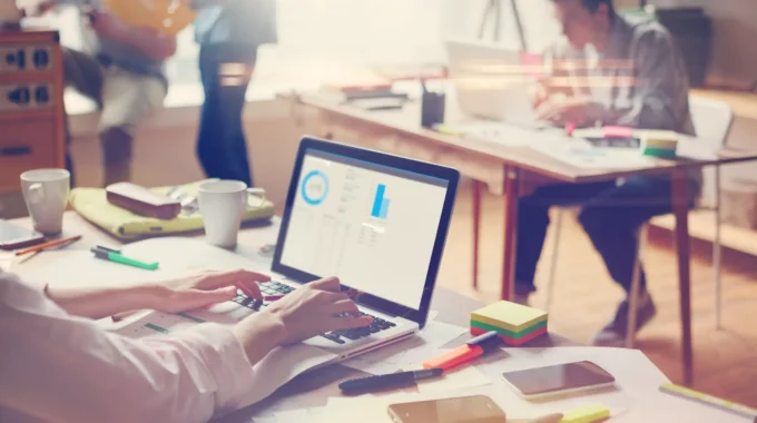 Des Consultants En Retraite à Leur Bureau, Illustrant Le Choix D’un Cabinet Spécialisé
