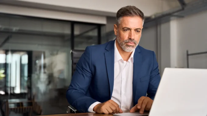 Dirigeant D’entreprise Consultant Son Ordinateur Au Sujet De La Retraite Chapeau (Article 39).