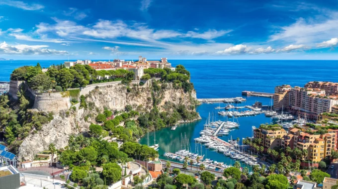 Vue Panoramique De Monaco Avec Le Palais Princier, Illustrant La Retraite à Monaco