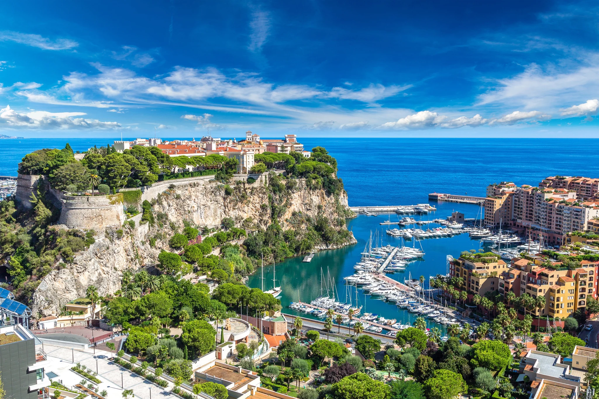 Vue panoramique de Monaco avec le palais princier, illustrant la retraite à Monaco