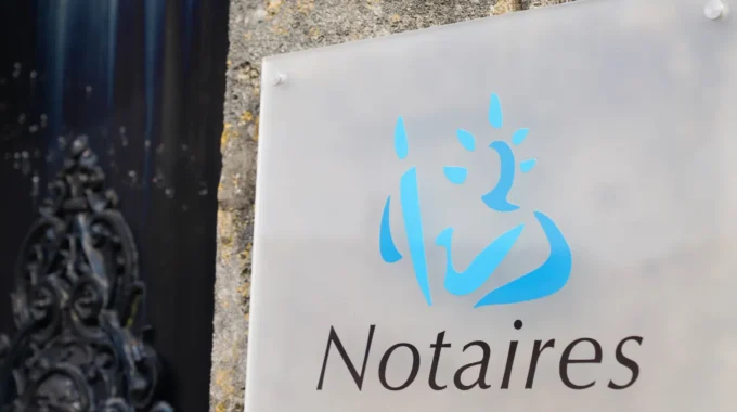 Plaque De Notaire à L’entrée D’une étude – Retraite Des Notaires, âge De Départ Et Calcul De La Pension CPRN