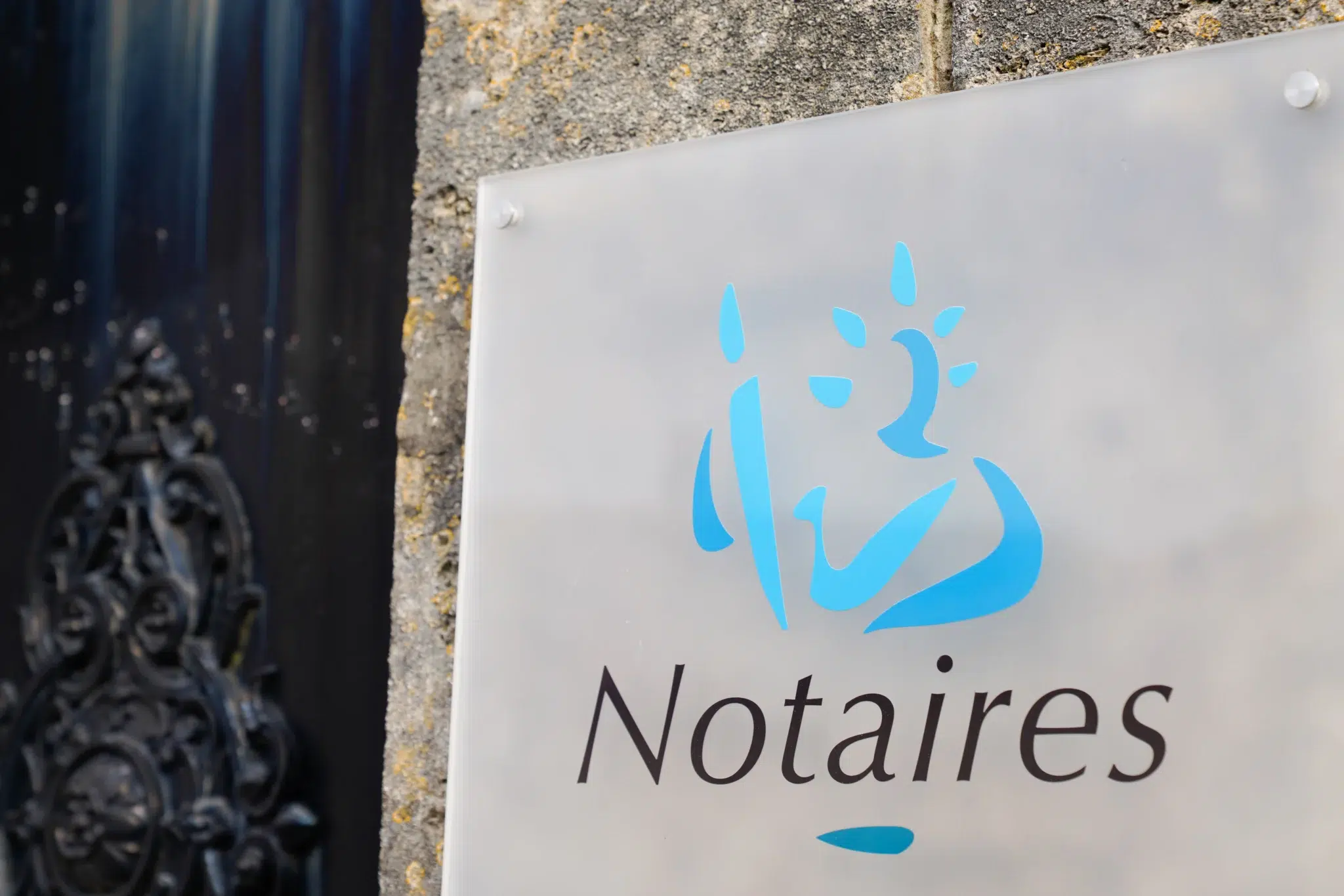 Plaque de notaire à l’entrée d’une étude – retraite des notaires, âge de départ et calcul de la pension CPRN