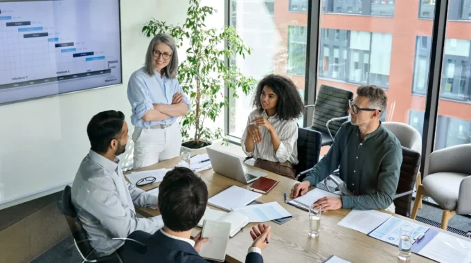 Salariés Seniors Participant à Une Formation En Entreprise Sur La Préparation à La Retraite