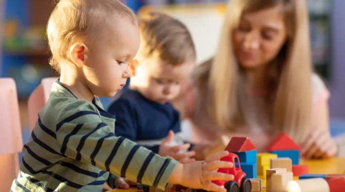 Mère En Congé Parental Avec Ses Deux Enfants à La Maison, Illustrant La Prise En Compte Des Trimestres Pour La Retraite.